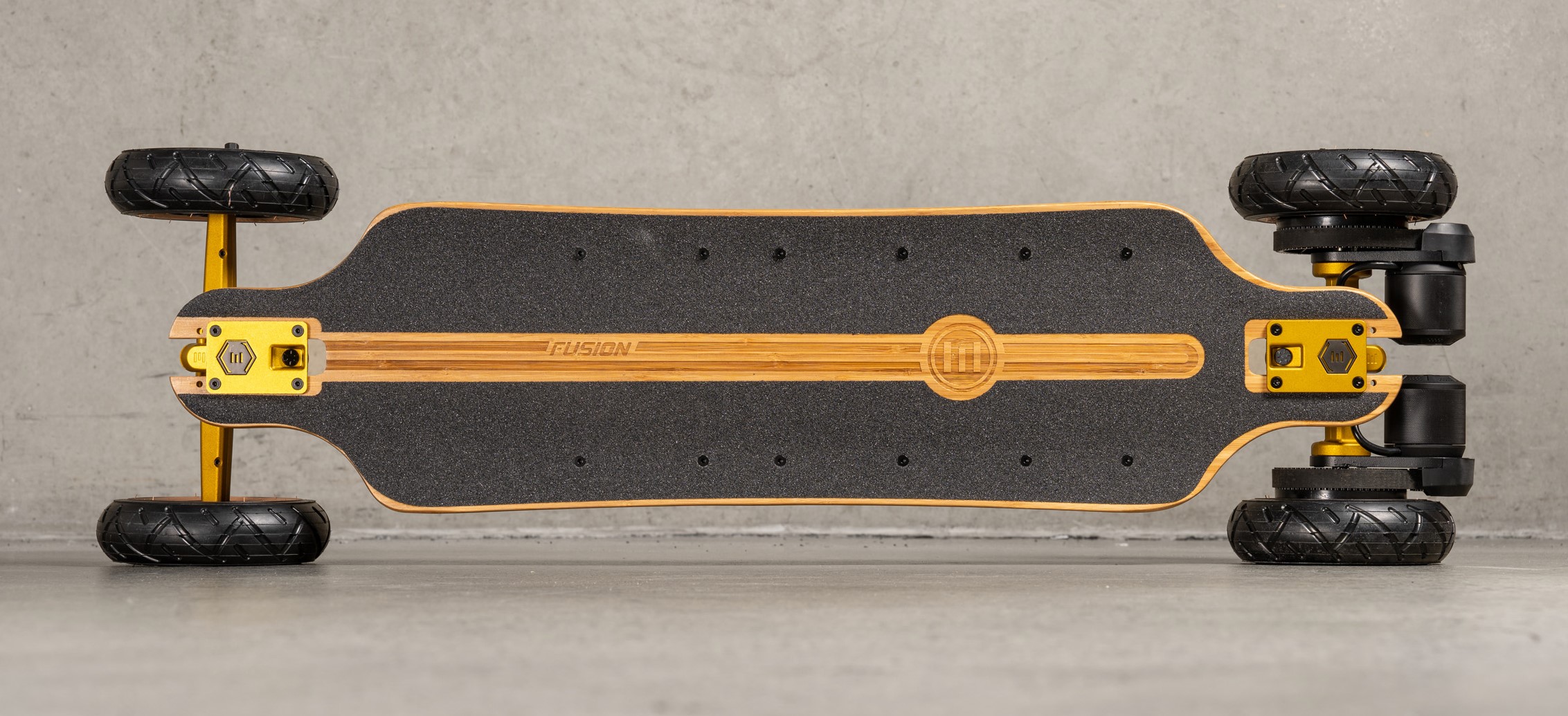 Deck haut de gamme en bambou et fibre de verre du Evolve Fusion, offrant flexibilité naturelle, légèreté, et confort grâce à l’absorption des vibrations